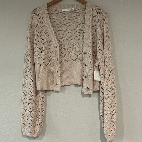 Beige cropped crochet style cardigan - Picture 2 of 7